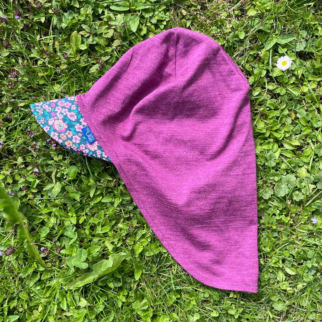 Glückskind Sommerkappe zwetschke mit Blumen limited edition, Merinowolle & Seide (bio/GOTS)