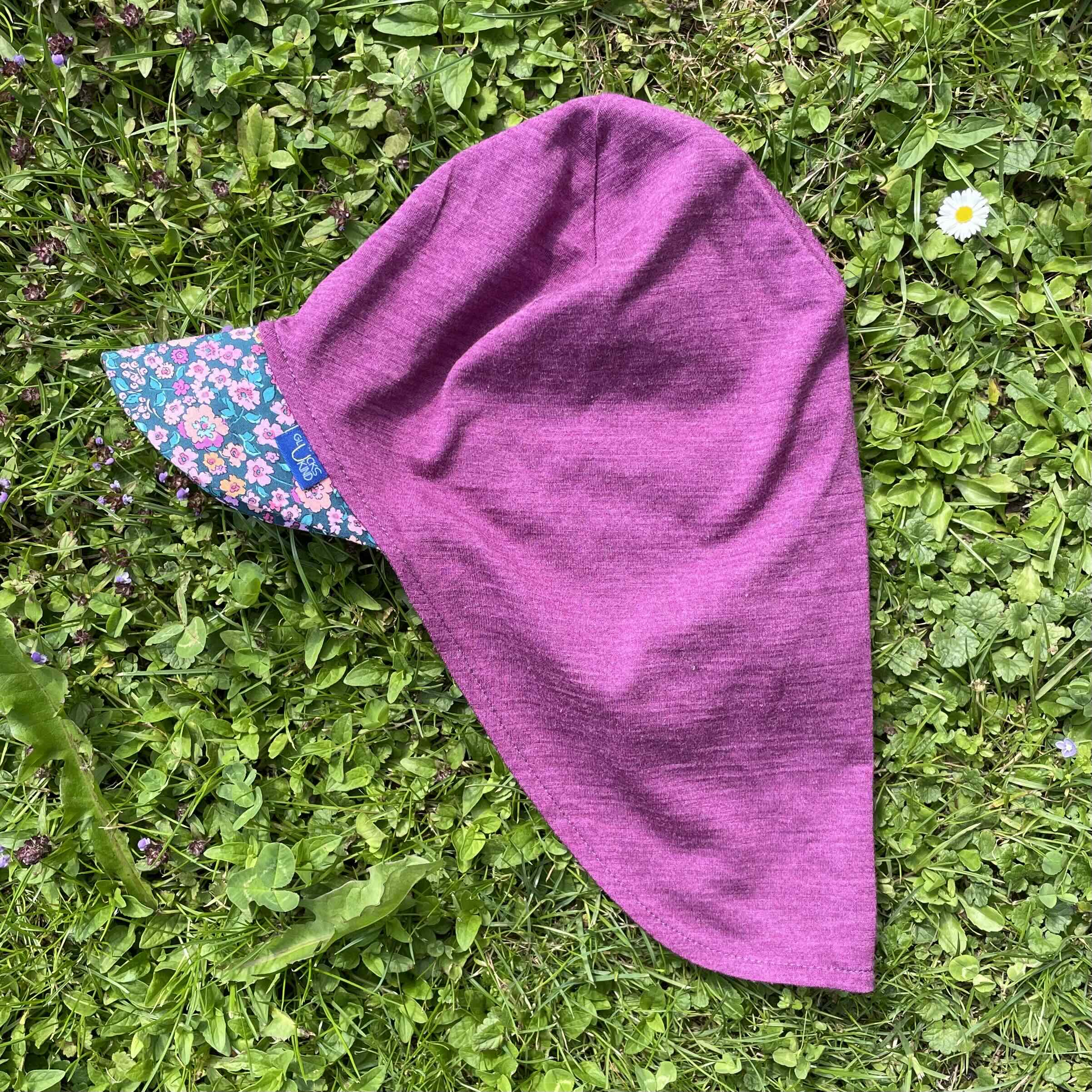 Glückskind Sommerkappe zwetschke mit Blumen limited edition, Merinowolle & Seide (bio/GOTS)
