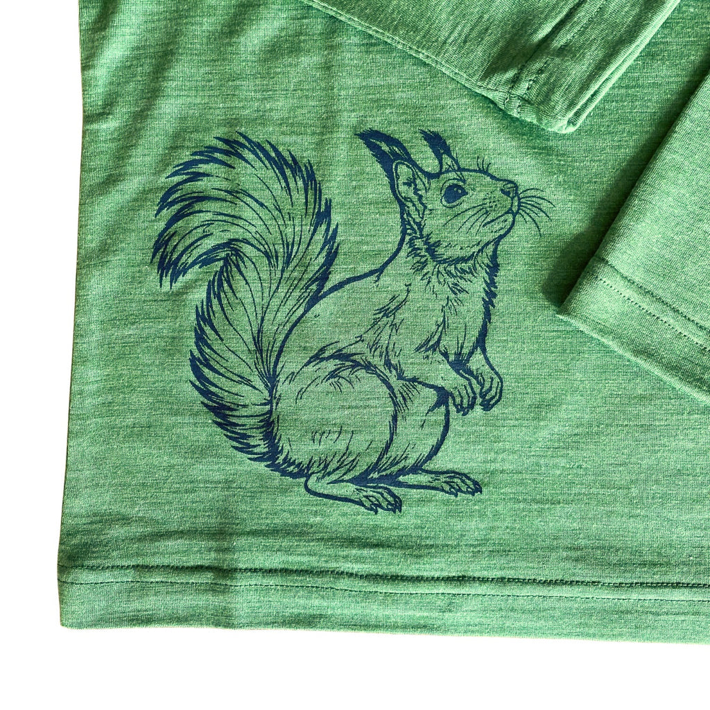 Shirt waldgrün mit Eichhörnchen, Merinowolle & Seide (bio/GOTS)